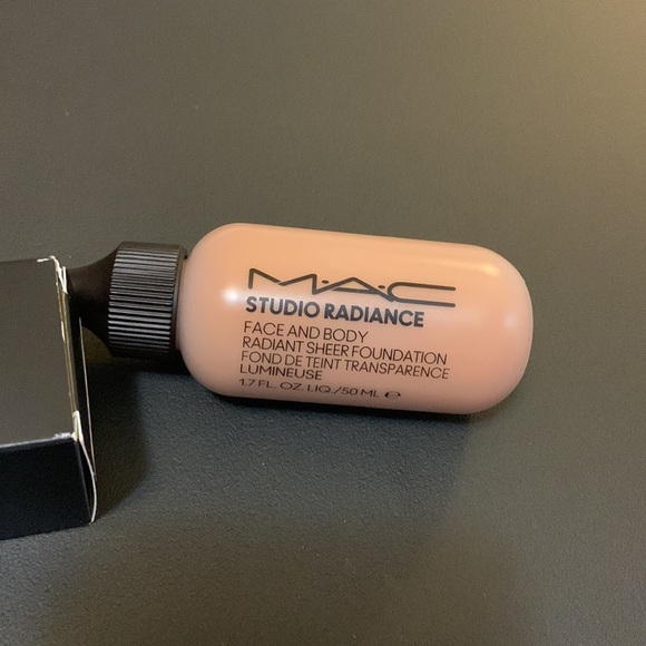 Mac Studio Radiance Face and Body Sheer Radiance Foundation - Picture 3 of 7
